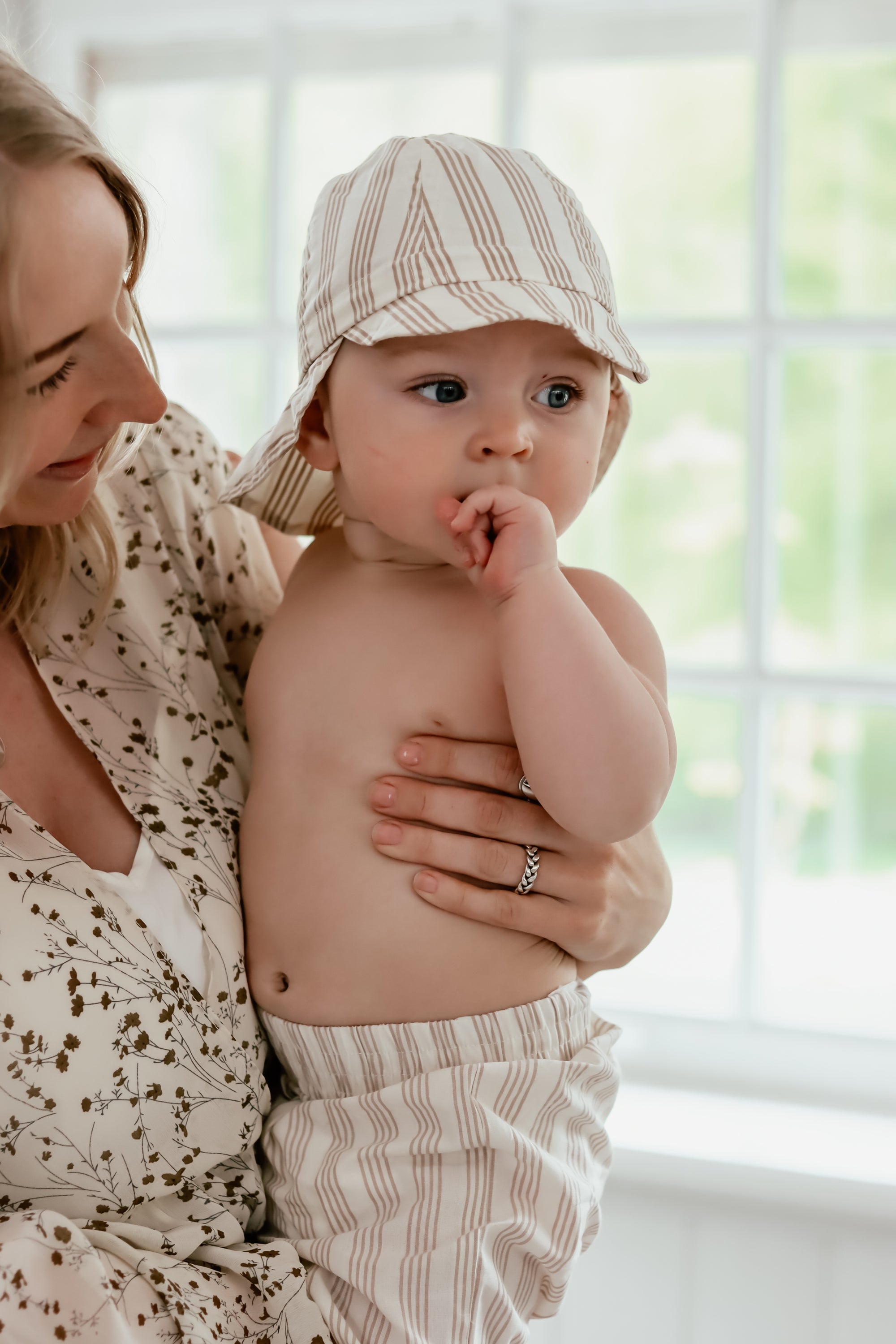 Baby sun store hat with elastic